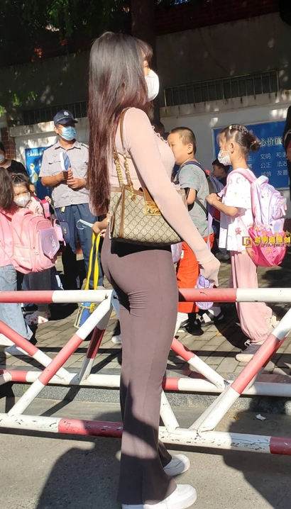 一个袅袅婷婷的时髦紧身裤大长腿靓女[QC-09S2]