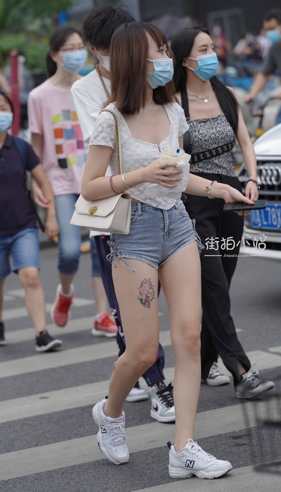 街拍修眉联娟的极品热裤圆臀靓女[SF-476I]