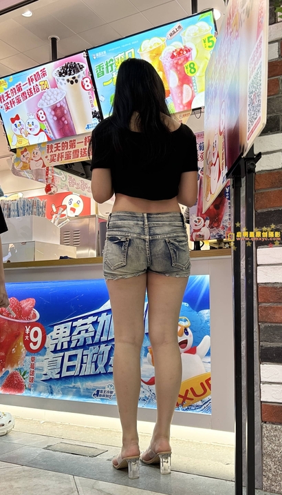 抓拍腰如约素的时尚热裤丰臀美眉[VS-IR8J]