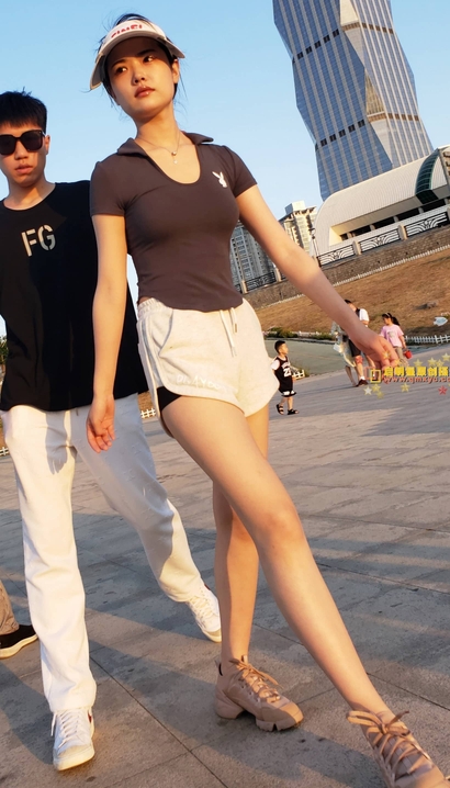 抓拍身材匀称的小清新热裤宽臀女生[BN-ZM1K]