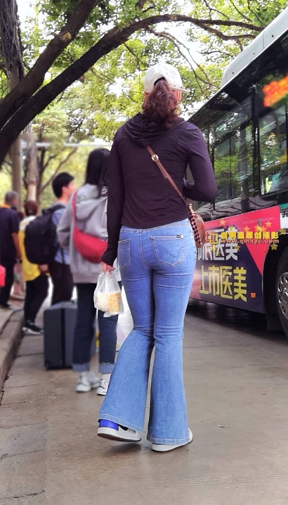 街拍温香艳玉的气质紧身牛仔裤美腿靓女[NO-918Z]