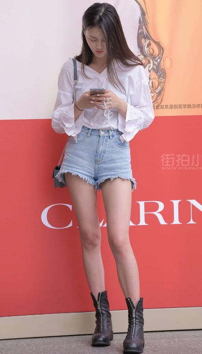 一个举步轻摇的风尚热裤圆臀美女[LJ-2S82]