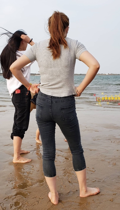 街拍亭亭玉立的时尚紧身牛仔裤紧臀美眉[SJ-89UR]