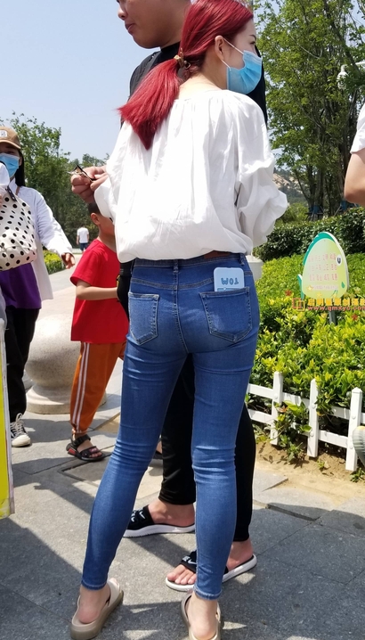 一位明艳动人的时髦紧身牛仔裤丰臀美女[FQ-3U97]