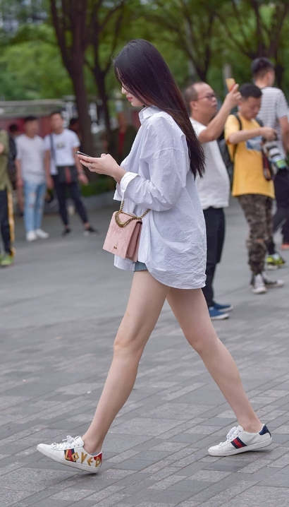 一位颇具气质的前卫热裤圆臀御姐[CU-NG5G]