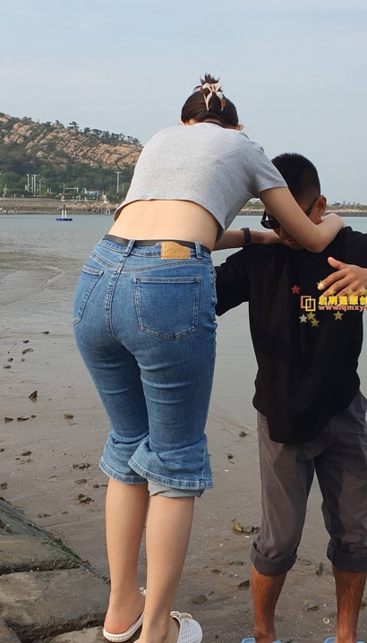 抓拍袅袅娉娉的极品紧身牛仔裤丰臀女孩[VW-5O14]