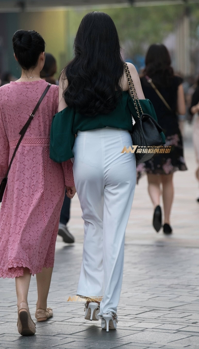 街拍沉鱼落雁的时髦优美着装大长腿美眉[VW-19XJ]