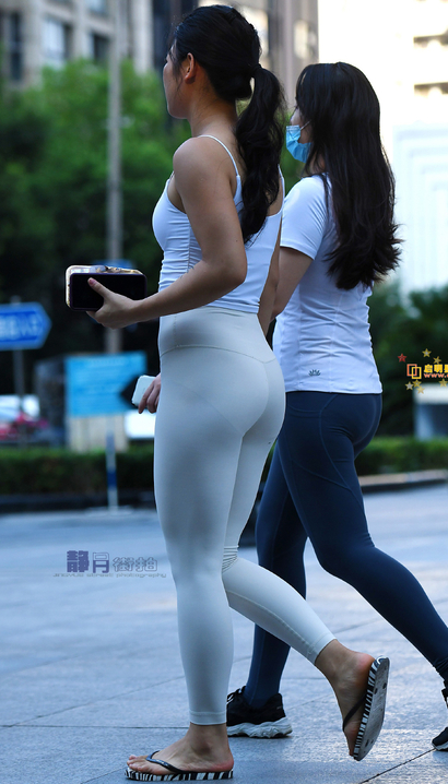 一位天生尤物的极品紧身裤紧臀靓女[QG-305J]