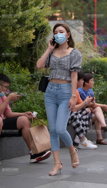 一个倾国倾城的极品牛仔裤美臀女生[CI-3PT5]