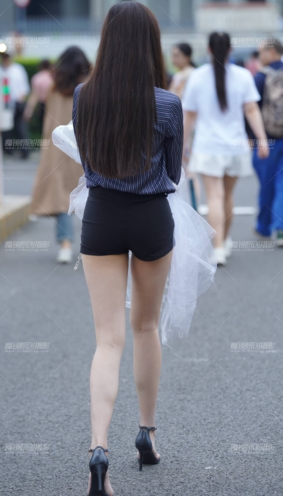 一位身姿优雅的气质热裤长腿女孩[SJ-ZK53]
