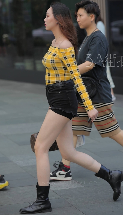 街拍美目盼兮的极品热裤翘臀美女[LA-U1TL]