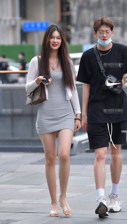 街拍粉妆玉琢的小清新超短裙长腿小姐姐[OL-E35I]