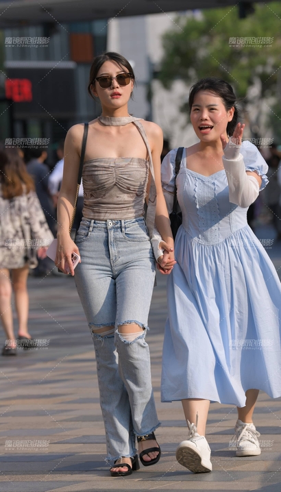一位粉妆玉琢的时髦紧身牛仔裤翘臀女生[EQ-E77R]