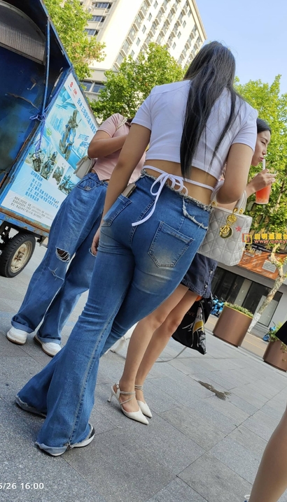 一个腰如约素的气质紧身牛仔裤圆臀美女[UR-8J87]