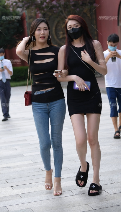 抓拍婀娜多姿的新潮牛仔裤宽臀辣妹[TM-ZN29]