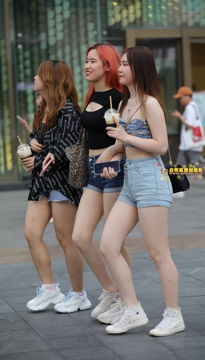 街拍柳夭艳影的时尚热裤圆臀女生[AR-2E91]