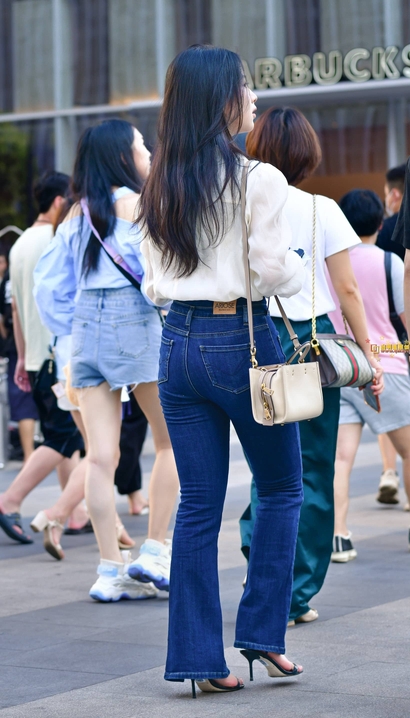 街拍气质极佳的时髦牛仔裤圆臀美眉[KA-O248]