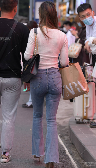 街拍温婉可人的时尚紧身牛仔裤圆臀御姐[OQ-UE55]