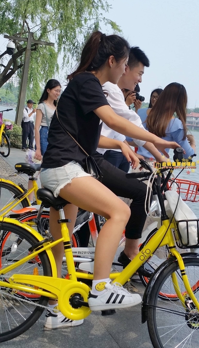 抓拍国色天香的风尚热裤紧臀女生[PL-5I60]