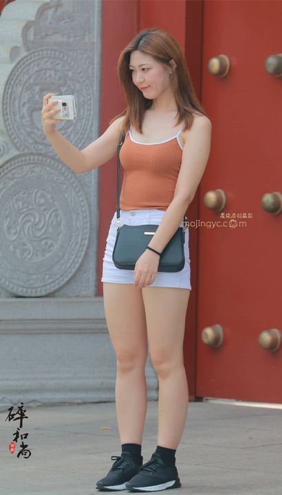 街拍秀丽端庄的气质热裤紧臀女神[KG-14AF]