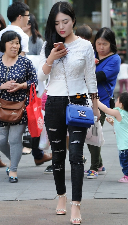 街拍温婉可人的性感紧身牛仔裤长腿辣妹[TZ-545L]