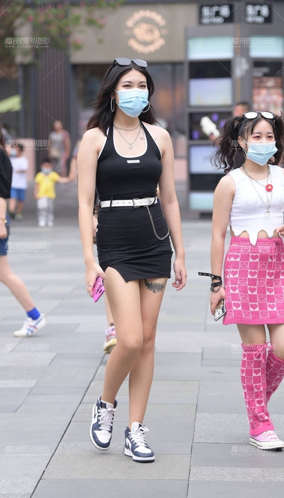 街拍环肥燕瘦的时髦包臀裙紧臀小姐姐[VK-KG9Q]