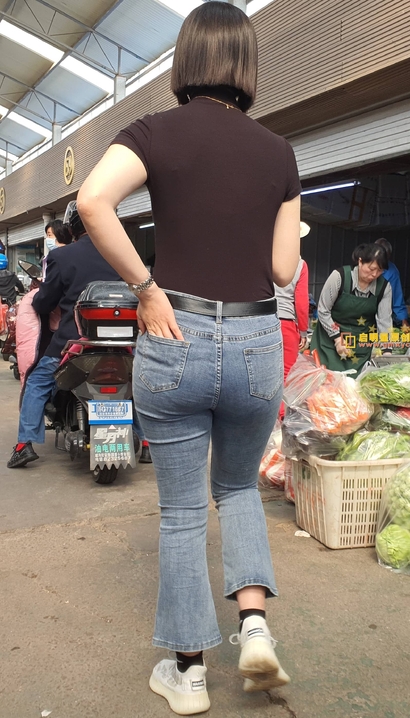 一位艳冠群芳的性感牛仔裤紧臀女神[PO-VFLG]