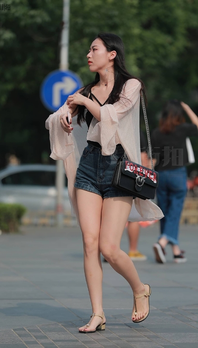 街拍仪态万千的气质热裤翘臀靓女[CC-H93D]