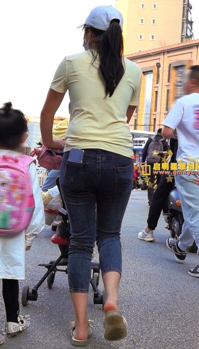 偶遇圆润紧绷的小清新牛仔裤长腿女孩[QW-13UH]