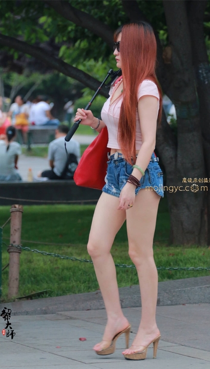 抓拍俏丽多姿的潮流热裤长腿美眉[LN-AL74]