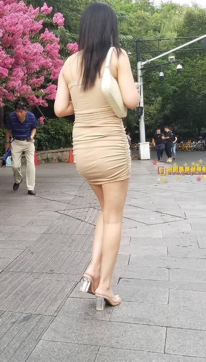 一个桃腮杏脸的风尚包臀裙大长腿辣妹[OO-ZRVM]