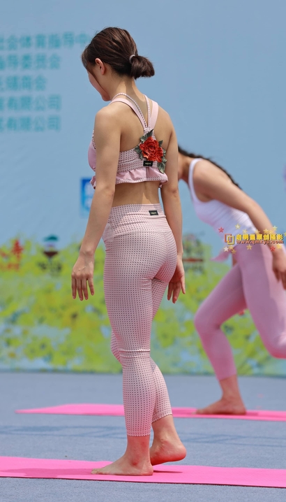 抓拍腰如约素的潮流紧身裤美腿辣妹[XA-3919]