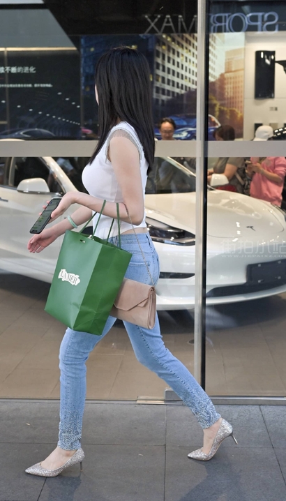 街拍国色天香的小清新牛仔裤宽臀靓女[HL-M180]