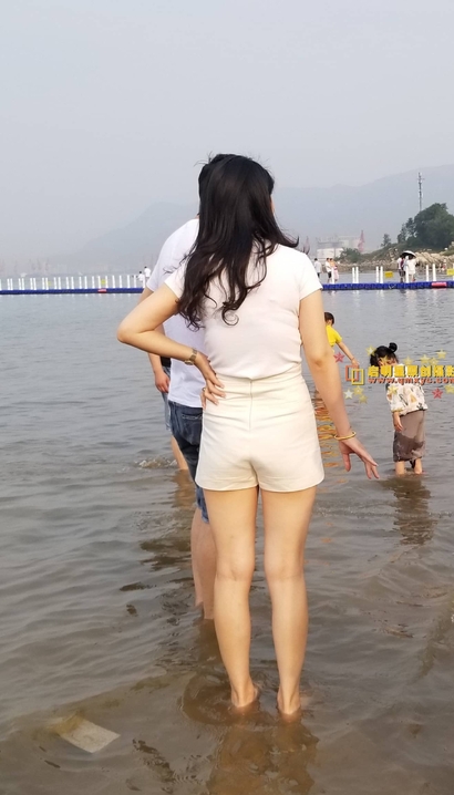 街拍曲线完美的风尚热裤紧臀女生[YI-47R5]