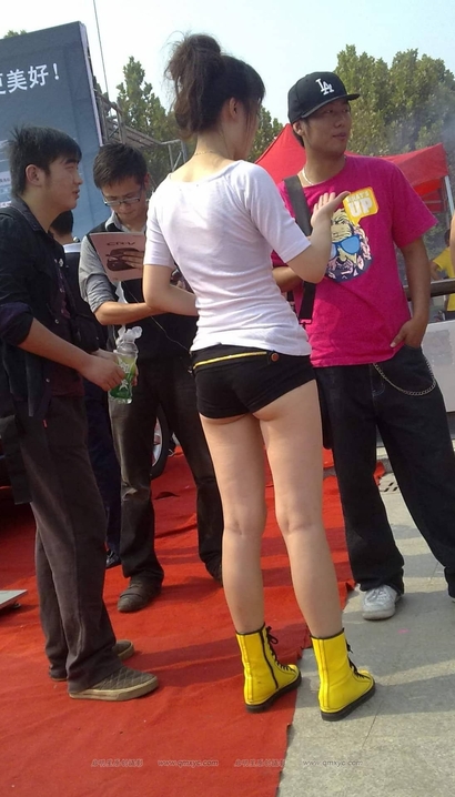 街拍如琬似花的新潮热裤美腿辣妹[HM-9NO7]