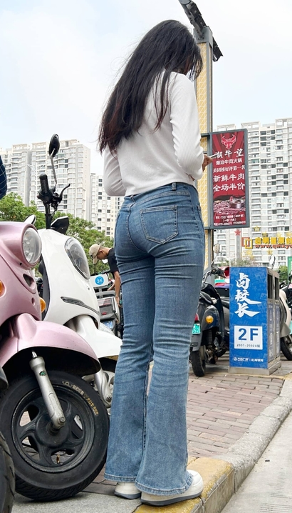 抓拍明艳动人的前卫紧身牛仔裤宽臀靓女[GQ-41DC]