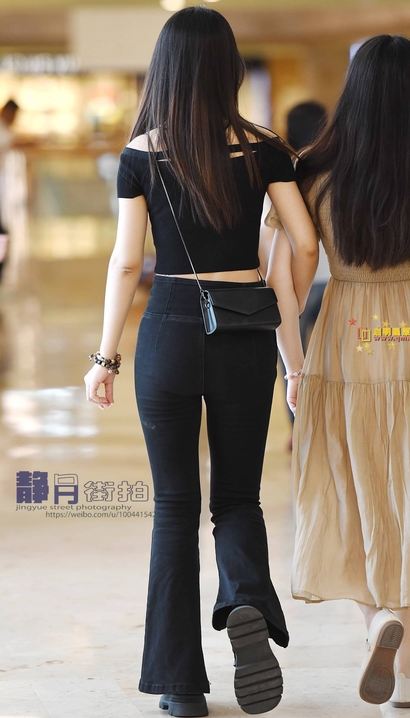 抓拍温婉可人的风尚紧身牛仔裤宽臀小姐姐[UE-Z14Z]
