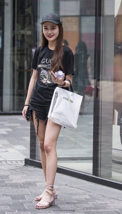 抓拍一代佳人的新潮热裤美臀辣妹[DT-B0Z4]